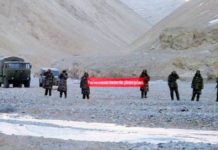 China reluctant to withdraw completely from Finger area, India firm – Indian Military Review Chinese soldiers holding up a banner in the Depsang Plains area (file photo)