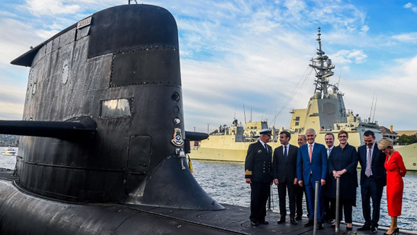 Australian prime minister Malcolm Turnbull (4th L), French president Emmanuel Macron (2nd L), stand on HMAS Waller at Garden Island, Sydney, 2 May 2018