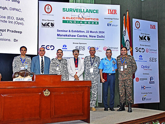 EVENT REVIEW – Surveillance & Electro- optics India 2024 Col KV Kuber, Director Defence & Aerospace, Ernst & Young, Dr BK Das, DG Electronics & Communications, DRDO, Maj Gen (Dr) Ashok Kumar, DG CENJOWS, Tejaswi Singh, Manager Ernst & Young, Lt Gen DS Rana, DG Defence Intelligence Agency, and Air Mshl Surat Singh, DG Air Ops, Air HQ releasing the Knowledge Paper on Surveillance & Electro-optic Devices