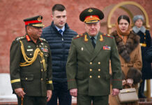 Bangladesh Army Chief General Waker-Uz-Zaman paid tribute to the Soviet soldiers at the Tomb of the Unknown Soldier in the Alexander Garden in Moscow on 10 April 2025