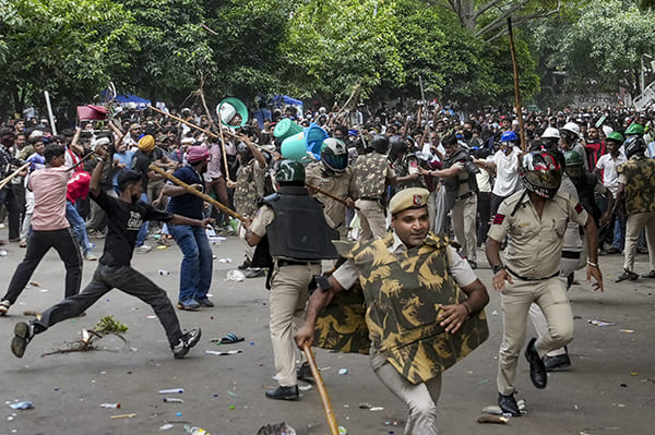 At Jantar Mantar, police personnel were brutally attacked by protesters At Jantar Mantar, police personnel were brutally attacked by protesters